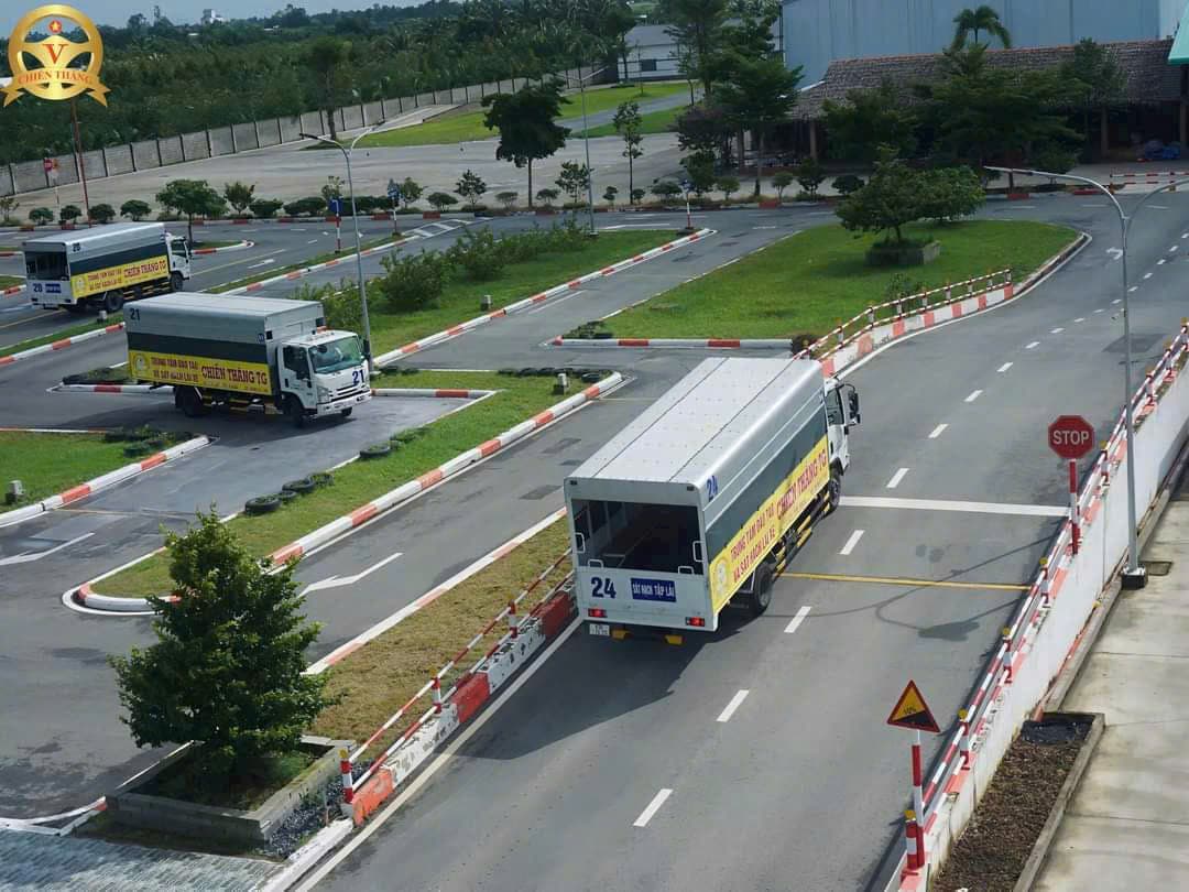 Đoàn xe tải tập lái